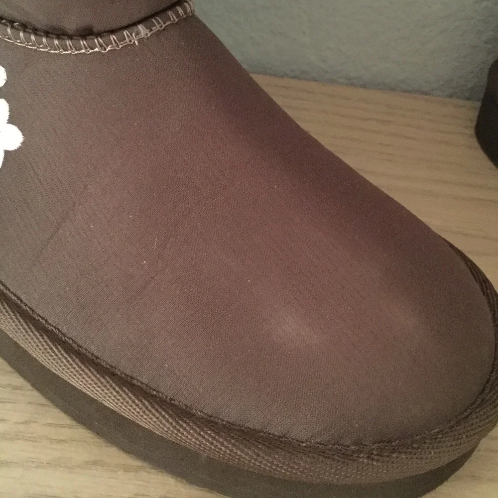 Girl's puffy boots